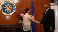 Menhan Amerika Serikat Lloyd Austin dan Presiden Filipina Ferdinand Marcos Jr saat bertemu di Manila, Kamis (2/2/2023). (Dok. AFP)