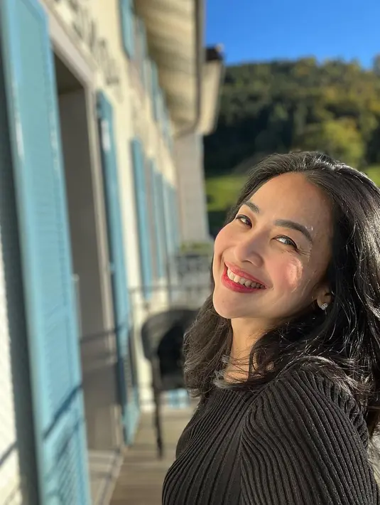 Usai memamerkan sweater berwarna ngejreng, kali ini Fen memilih warna hitam. Wanita yang berusia hampir kepala lima itu terlihat awet muda. (Liputan6,com/IG/@fenirose).