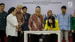 Menko PMK Puan Maharani menyaksikan penandatanganan beasiswa Teladan Tanoto Foundation di Kantor Kemenko PMK di Jakarta, Selasa (5/3). Puan meminta para mahasiswa untuk tetap fokus pada pendidikannya. (Liputan6.com/Faizal Fanani)