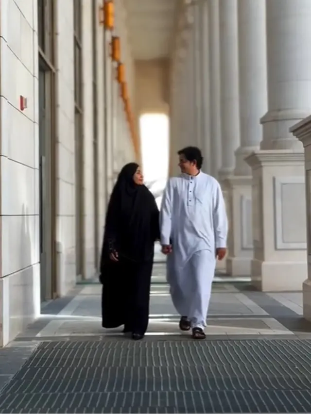 6 Potret Andrew Andika dan Violentina Kaif Umrah, Pamer Buku Nikah di Depan Ka'bah