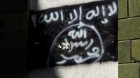 Gambar bendera Al-Qaeda pada sebuah tembok di Yemen. Dok: AP Photo