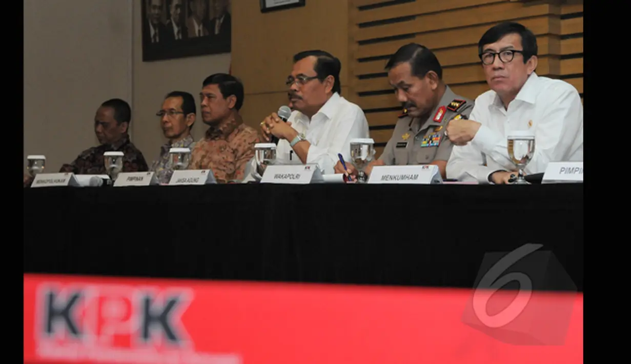 Jaksa Agung RI, H.M. Prasetyo (tengah) memberikan pernyataan di Gedung KPK, Jakarta, Senin (2/3/2015).  KPK melimpahkan kasus dugaan tindak pidana korupsi transaksi mencurigakan Komjen Pol Budi Gunawan ke Kejaksaan Agung. (Liputan6.com/Herman Zakharia)