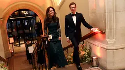 Duchess of Cambridge, Kate Middleton didampingi direktur galeri Nicholas Cullinan saat menghadiri pameran Portrait Gala 2017 dan acara penggalangan dana di National Portrait Gallery, London (28/3). (Neil Hall/Pool photo via AP)