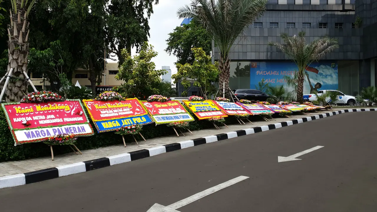 Karangan bunga di depan Polda Metro Jaya