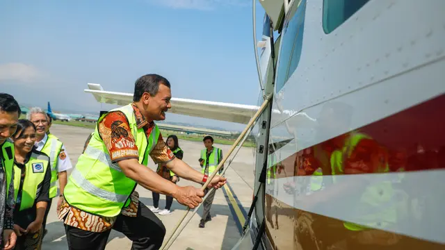 Gubernur Ahmad Lutfhi Sapa Penumpang