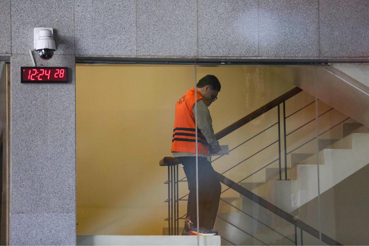 FOTO: Bupati Nonaktif Kolaka Timur Abdul Aziz Jalani Pemeriksaan KPK Terkait Korupsi RSUD