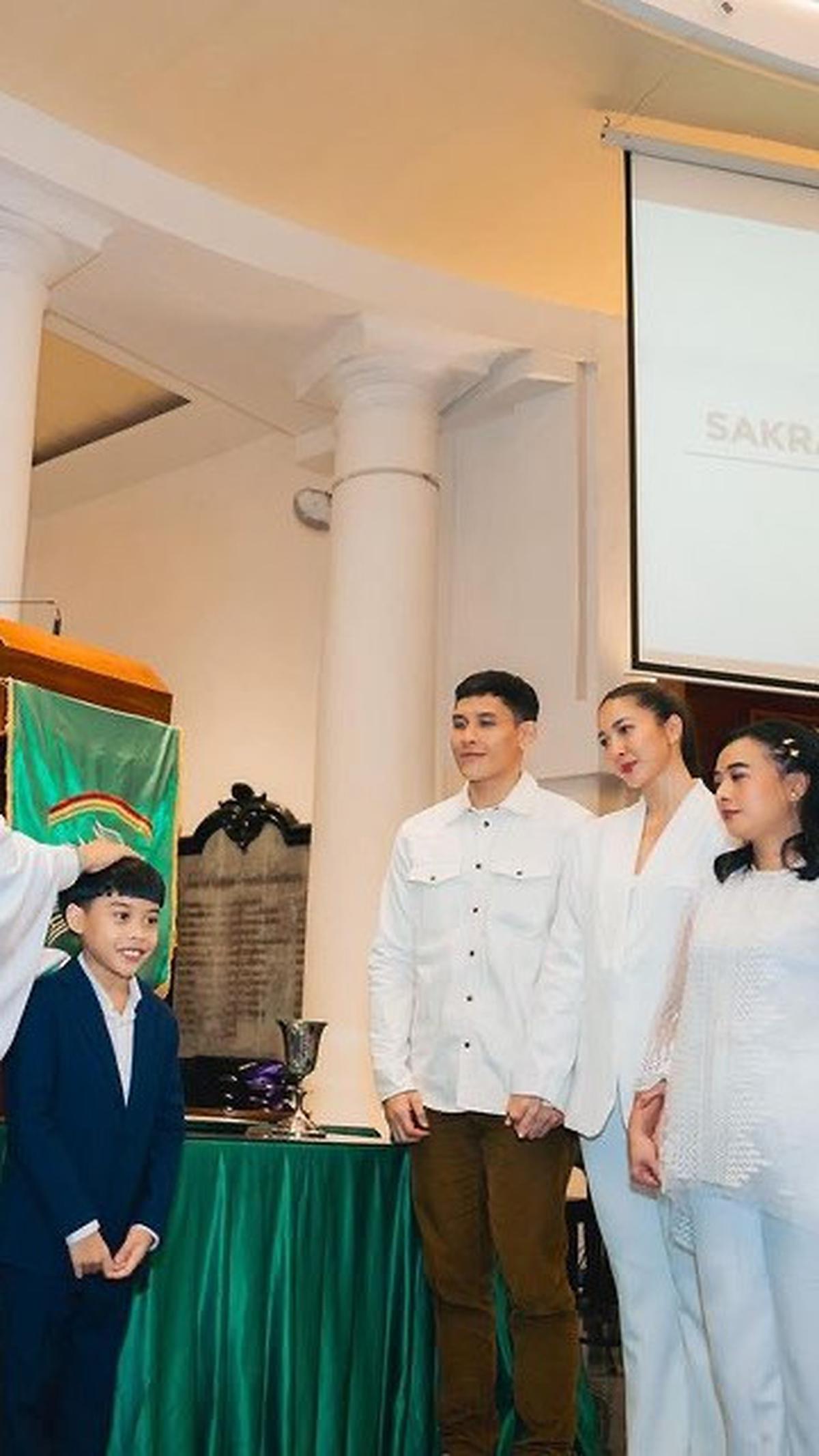 Suasana jadi semakin haru ketika momen pembaptisan Angkasa dimulai. Bersama Angga dan Anggia Kharisma, Bimo dan Andrea maju ke depan menemani Angkasa.