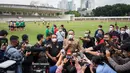 Latihan tersebut juga dihadiri langsung oleh Ketua Umum PSSI, Mochamad Iriawan dan Kemenpora Zainudin Amali. Pria yang biasa disapa Iwan Bule tersebut juga menyampaikan apresiasi atas dukungan penuh kepada pemerintah.(Bola.com/Bagaskara Lazuardi)