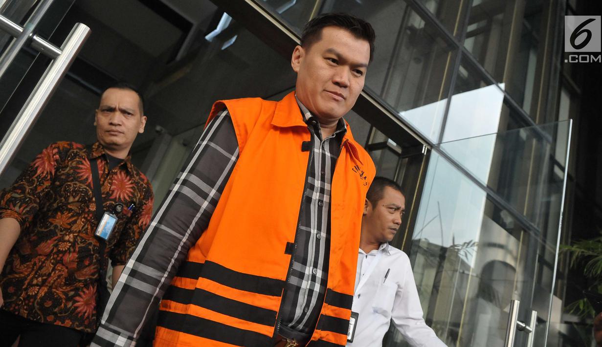 Tersangka kasus dugaan korupsi pengadaan KTP berbasis elektronik (e-KTP) Andi Agustinus alias Andi Narogong bersiap menjalani pemeriksaan di Gedung KPK, Jakarta, Senin (22/5). (Liputan6.com/Helmi Afandi)