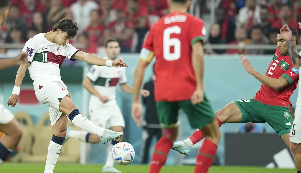 Pada menit ke-30 Portugal kembali berpeluang mencetak gol, lagi-lagi melalui aksi Joao Felix. Sayang, sepakannya dari luar kotak penalti luput dari sasaran setelah sempat mengenai Jawad El Yamiq. (AP/Ebrahim Noroozi)
