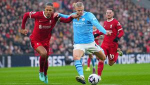 Pemain Liverpool, Virgil van Dijk (kiri) mencoba menghentikan pemain Manchester City Erling Haaland selama pertandingan sepak bola Liga Premier Inggris di Stadion Anfield, Liverpool, Inggris, Minggu, 10 Maret 2024. (AP Photo/Jon Super)