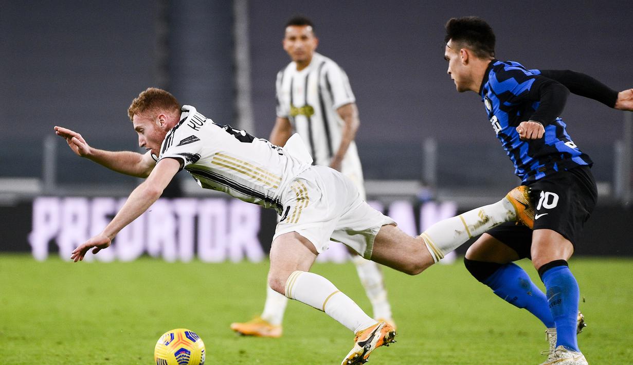 Striker Juventus, Dejan Kulusevski (kiri) terjatuh usai berebut bola dengan striker Inter Milan, Lautaro Martinez dalam laga leg kedua semifinal Coppa Italia 2020/21 di Juventus Stadium, Turin, Selasa (9/2/2021). Juventus bermain imbang 0-0 dan lolos ke final. (LaPresse via AP/Marco Alpozzi)