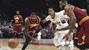 Pemain Cleveland Cavaliers, Kyrie Irving (kiri) berusaha mengejar bola bersama pemain Portland Trail Blazers, C.J. McCollum pada laga NBA basketball game di oda Center, Portland (11/1/2016). Blazers menang 102-86.  (AP/Steve Dykes)