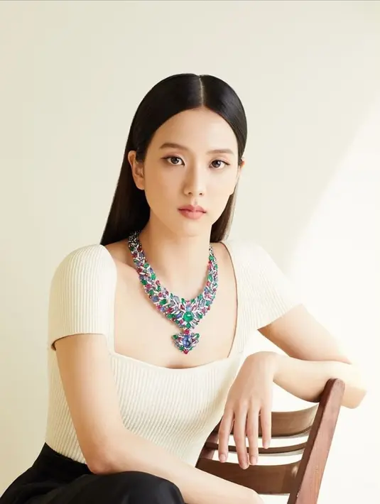 Fantastis, Jisoo BLACKPINK Kenakan Kalung Cartier Seharga Miliaran Rupiah (Tangkapan Layar Instagram/voguekorea)