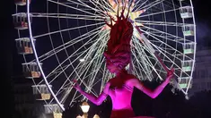 Kendaraan hias membawa patung raksasa berbentuk Ratu saat diarak pada parade karnaval Nice ke-135 di Nice, Prancis (16/2). (Valery Hache/AFP)