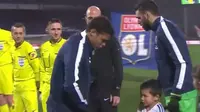 Video Thiago Silva Hangatkan Bocah Maskot di Lapangan