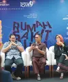 Sutradara pementasan Rumah Sakit Jiwa Rangga Riantiarno (tengah) bersama Program Manager Bakti Budaya Djarum Foundation Billy Gamaliel (kiri) dan Perancang Kostum pementasan Rumah Sakit Jiwa Samuel Wattimena (kanan) memberikan keterangan kepada media pada acara jelang pertunjukan teater Rumah Sakit Jiwa di Jakarta, Jumat (10/7/2026).
