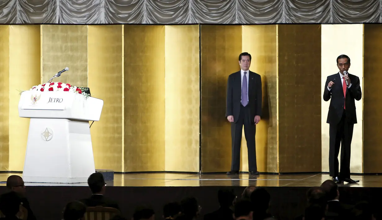 Presiden Joko Widodo (kiri) menyampaikan pidatonya di hadapan para pebisnis Jepang yang menghadiri Indonesia Business Forum di Tokyo, Selasa (24/3/2015). Presiden Joko Widodo berada di Jepang untuk kunjungan empat hari. (REUTERS /Yuya Shino)