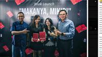 &nbsp;Anies Baswedan dan Basuki Tjahaja Purnama alias Ahok menghadiri&nbsp;peluncuran buku "Makanya, Mikir!" karya Abigail Limuria dan Cania Citta, 18 Januari 2024. (dok. X @aniesbaswedan/https://x.com/aniesbaswedan/status/1880909213876236585/photo/)