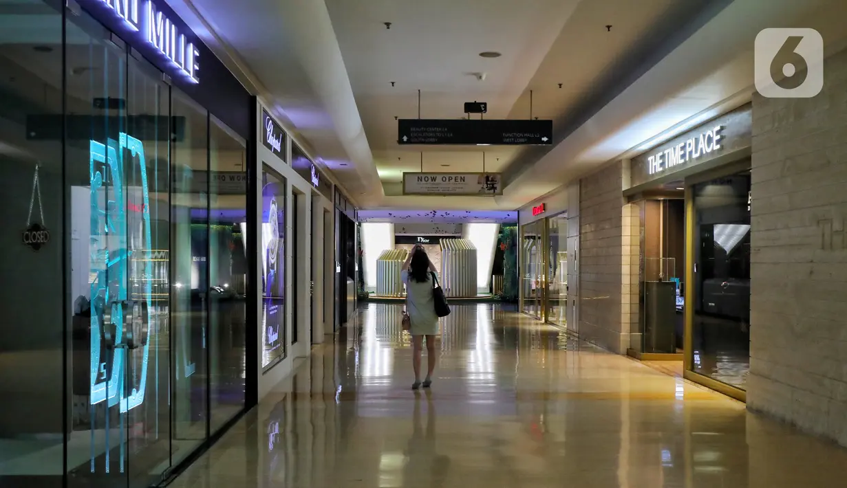 Pengunjung melintas di Plaza Indonesia, Jakarta, Selasa (24/3/2020). Plaza Indonesia akan tutup sementara mulai 25 Maret hingga 3 April 2020, namun tidak berlaku untuk toko yang menjual kebutuhan pokok dengan jam operasional mulai pukul 11:00 - 17:00 WIB. (Liputan6.com/Johan Tallo)