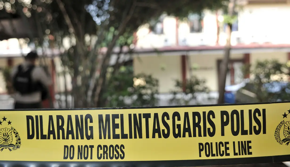 Garis polisi terpasang menuju gedung forensik Rumah Sakit Polri, Kramatjati, Jakarta Timur, Rabu (9/5). Penjagaan super ketat diberlakukan di mana jenazah korban kerusuhan rutan Mako Brimob Kelapa Dua dibawa ke RS Polri. (Merdeka.com/Iqbal S. Nugroho)