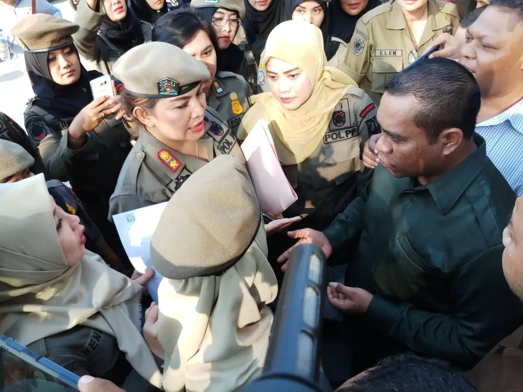 Satpol PP Perempuan Adu Mulut dengan Petugas Keamanan Alexis