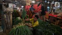 Para pedagang menjalankan aktivitas rutin jual beli sayur mayur di pasar Induk Kramat Jati, Jakarta, Rabu (7/4/2021).  Semua bahan pangan seperti cabai dan bawang akan stabil jelang puasa Ramadan dan Lebaran Idul Fitri 2021. (merdeka.com/Imam Buhori)