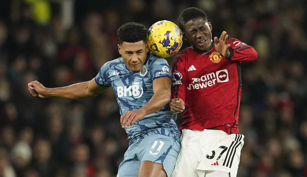 Pemain MU, Kobbie Mainoo (kanan), berhasil meredam pergerakan penyerang Aston Villa, Ollie Watkins dalam pertandingan pekan ke-19 Liga Inggris 2023/2024 yang berlangsung di Old Trafford, Rabu (27/12/2023). (AP Photo/Dave Thompson)