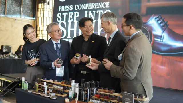 Ash Samsudin yang tercatat sebagai pemenang World Championship in Shoe Shining pada 2022 silam di London.
