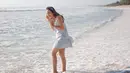 Mulai dari pantai di NTT sampai Lombok sudah dikunjungi artis dengan nama lengkap Pamela Indah Bowie ini. Kenakan simpel dress berwarna biru muda saat main air di pantai, Pamela Bowie tampil simpel namun tetap terlihat stylish. (Liputan6.com/IG/@pammybowie)