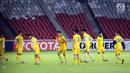 Pemain Song Lam Nghe An bersiap melakukan latihan resmi jelang melawan Persija pada laga penyisihan grup H Piala AFC 2018 di Stadion GBK Jakarta, Selasa (13/3). Persija akan menjamu Song Lam Nghe An, Rabu (14/3). (Liputan6.com/Helmi Fithriansyah)
