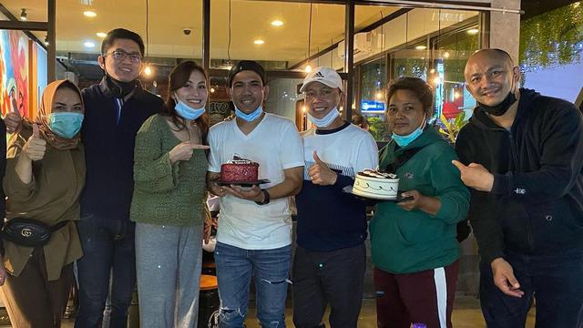 6 Potret Kedekatan Ibu Ayu Ting Ting dan Adit Jayusman, Calon Menantu Kesayangan