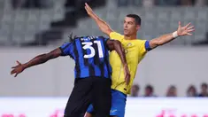 Cristiano Ronaldo bersama Al Nassr total telah bertanding dalam 6 laga pramusim menjelang musim 2023/2024 bergulir. Terakhir, Al Nassr ditahan imbang Inter Milan 1-1 dalam laga yang digelar di Nagai Stadium, Osaka, Jepang, Kamis (27/7/2023) sore WIB. Al Nassr unggul terlebih dahulu melalui gol Abdulrahman Ghareeb pada menit ke-23. Inter Milan sukses menyamakan skor pada menit ke-44 lewat gol Davide Frattesi. Dengan hasil ini, Cristiano Ronaldo tercatat masih mandul dalam 6 laga pramusim. Dari 6 laga, Al Nassr mencatat 2 kali menang, 2 kali kalah dan 2 kali imbang. (AFP/Paul Miller)