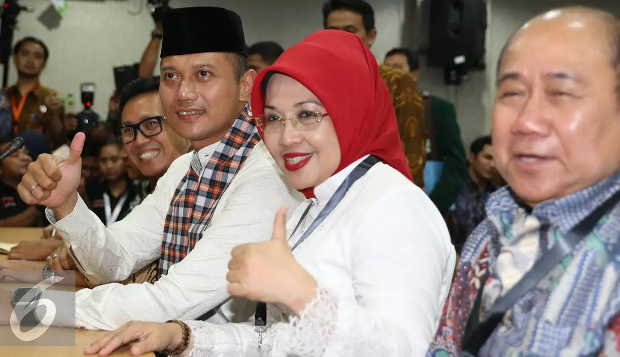 Agus Harimurti Yudhoyono dan Sylviana Murni saat mendaftar ke KPUD Jakarta sebagai pasangan Cagub dan Cawagub DKI Jakarta 2017, Jumat (23/9). Agus dan Sylviana diusung oleh Partai Demokrat, PKB, PPP, dan PAN.(Liputan6.com/Immanuel Antonius)