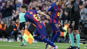 Gelandang Barcelona, Gavi, mendapatkan comeback setelah cedera dalam laga kontra Sevilla di lanjutan La Liga Spanyol, Minggu (15/3/2026) malam WIB. Gavi masuk lapangan menggantikan Raphinha untuk kembali bermain setelah absen enam bulan. (Lluis GENE / AFP)