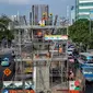 Kendaraan melintas di sekitar proyek pembangunan busway layang Ciledug-Tendean di kawasan Mampang, Jakarta, Kamis (6/8/2015). Pengerjaan tiang fondasi jalan layang Koridor XIII direncanakan rampung pada Agustus 2015 ini. (Liputan6.com/Yoppy Renato)