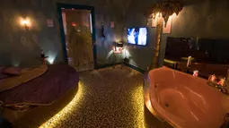 Kamar pekerja seks terlihat di Red Light Secrets Museum of Prostitution, Amsterdam, Belanda (1/4). Aturan pemerintah Amsterdam yang melarang tur prostitusi di Red Light District ditentang oleh pekerja seks komersial (PSK). (AP Photo/Peter Dejong)