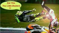 Insiden Rossi 'tendang' Marquez di MotoGP Malaysia langsung mendapat reaksi dari onliner