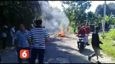 Sejumlah warga dari empat desa, di Kecamatan Pakong, Pamekasan, Jawa Timur, memblokade jalan Desa Bandungan dan Desa Cen Lecen, yang merupakan jalan akses satu-satunya untuk menuju dua desa lain di Kecamatan Pakong, Pamekasan, Jawa Timur.
