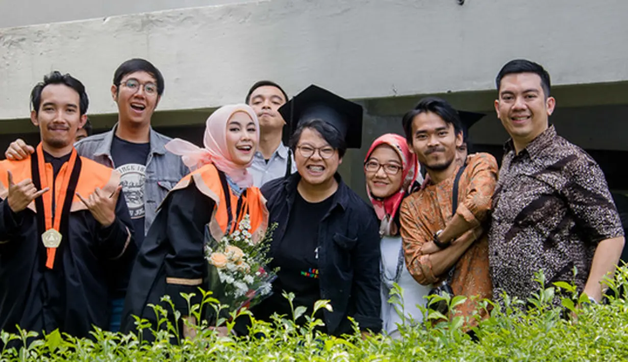 Meskipun tak dihadiri sang ayah yang telah meninggal dunia, di hari wisudanya ini Anisa Rahma didampingi keluarga tercinta, seperti ibu dan kakak-kakaknya. Selain itu, para sahabatnya pun turut hadir. Selamat Anisa! (Instagram/anisarahma_12)