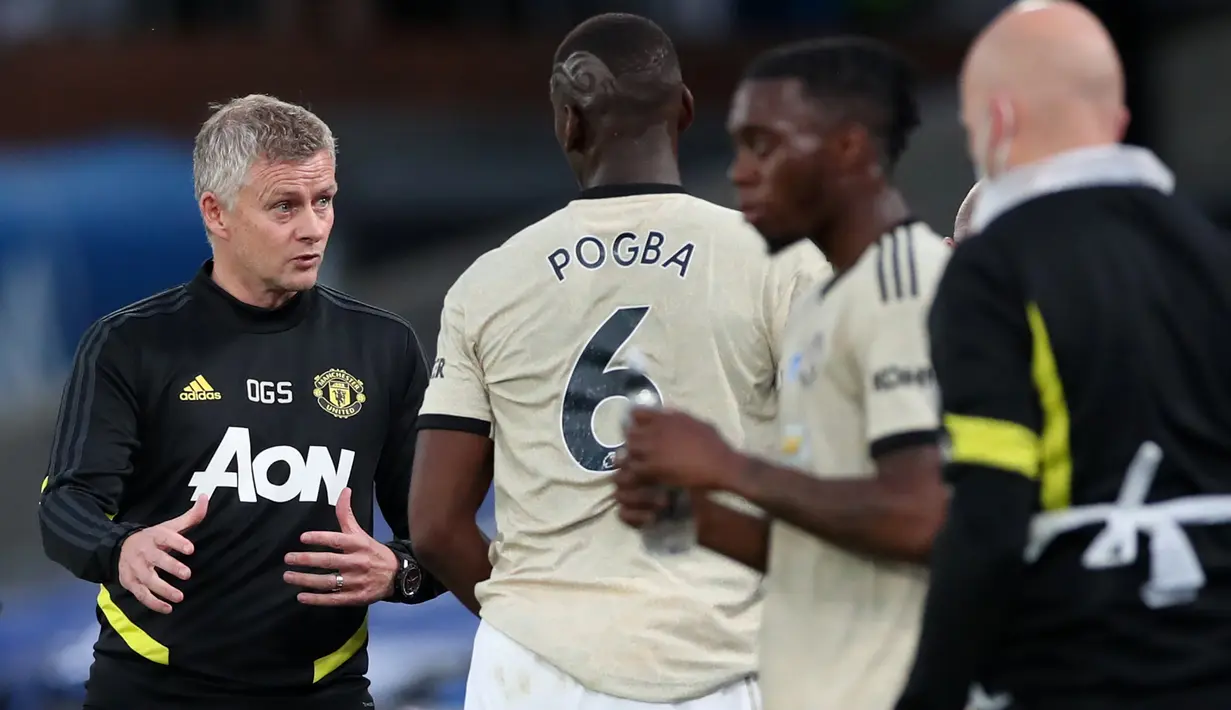 Pelatih Manchester United, Ole Gunnar Solskjaer, memberikan arahan kepada pemainnya saat menghadapi Crystal Palace pada laga lanjutan Premier League di Selhurst Park, Jumat (17/7/2020) dini hari WIB. Manchester United menang 2-0 atas Crystal Palace. (AFP/Peter Cziborra/pool)