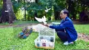 Presiden Jokowi melepas sejumlah ekor burung di lingkungan Istana Kepresidenan, Bogor, Minggu, (2/1). Presiden mengadakan acara pribadi berupa pelepasan satwa yaitu kodok,burung dan biawak di halaman depan Kompleks Istana. (Setpres-Agus Suparto)
