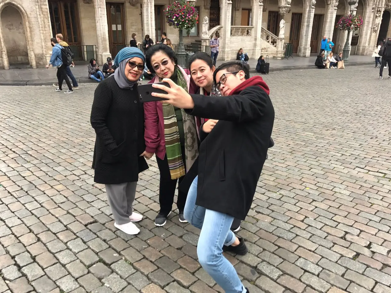 Megawati dan Mufidah Kalla saat berjalan di sudut Kota Brussel (foto: Husein Abdullah -Jubir Wapres JK)