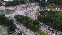 Foto yang diambil dari Gedung Kementerian BUMN memperlihatkan peserta demo 2 Desember memadati kawasan Bundaran Patung Kuda, Jakarta Pusat, Jumat (2/12). Mereka akan berkumpul dengan massa lainnya di Monas pada Aksi Damai 212. (Liputan6.com/Fery Pardolo)