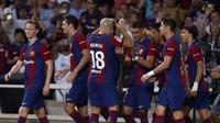 Pemain Barcelona berselebrasi merayakan gol ketiga yang dicetak Ferran Torres dalam kemenangan 5-0 atas Real Betis pada laga jornada kelima La Liga Spanyol di Olympic Stadium, Barcelona, Minggu (17/9/2023) dini hari WIB. (AP Photo/Joan Monfort)