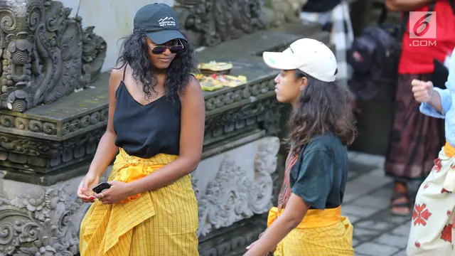 Istri dan Anak Obama Kunjungi Pura Tirta Empul