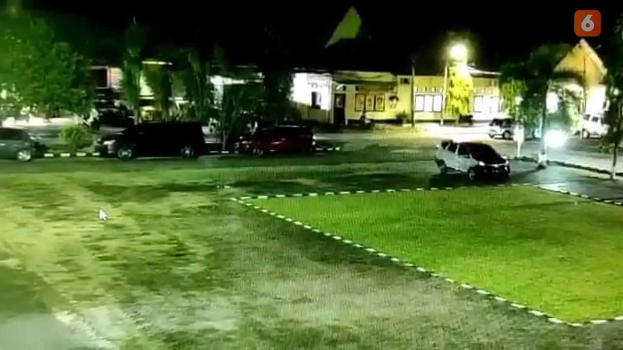 Tangkapan layar video viral mobil bergerak sendiri di Polres Pinrang (Liputan6.com/Fauzan)