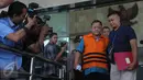 Ekspresi Deputi Bidang Informasi Hukum dan Kerja sama Badan keamanan laut (Bakamla), Eko Susilo Hadi usai resmi ditahan, Jakarta, Kamis (15/12). Sebelumnya, KPK melakukan OTT di dua lokasi di Jakarta. (Liputan6.com/Helmi Afandi)