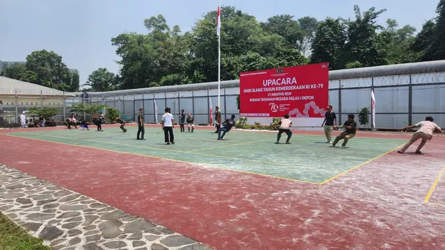 Sejumlah warga binaan mengikuti lomba tarik tambang yang digelar Rutan Kelas I Depok pada peringatan HUT ke-79 Republik Indonesia.