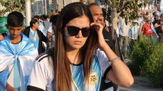 Ekspresi kekecewaan terpancar dari suporter Timnas Argentina usai tim kesayangannya dikalahkan Arab Saudi di laga perdana Grup C Piala Dunia 2022. (Bola.com/Ade Yusuf Satria)